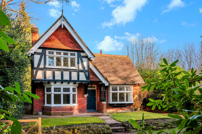 3 Bedroom Detached House To Rent In Rowlands Court Lodge, RH7