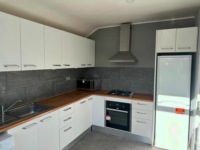 2 Bedroom Flat To Rent In Upper Richmond Road, Barnes, SW15