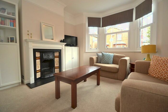 2 Bedroom Semi-Detached House To Rent In Surbiton, KT5