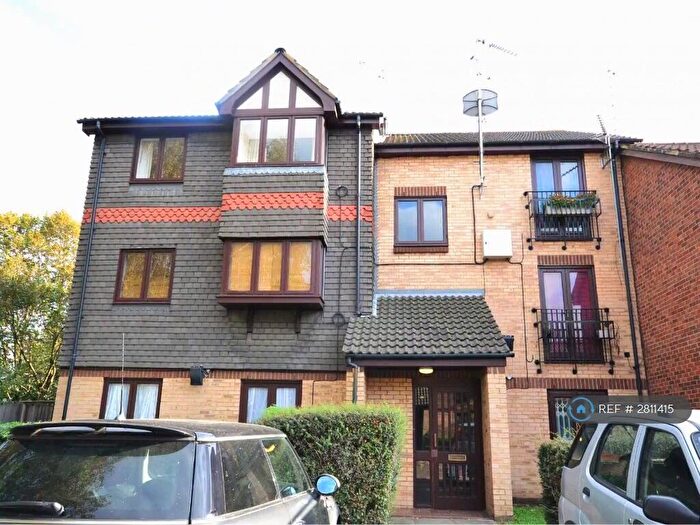 2 Bedroom Flat To Rent In Woodrush Close, London, SE14