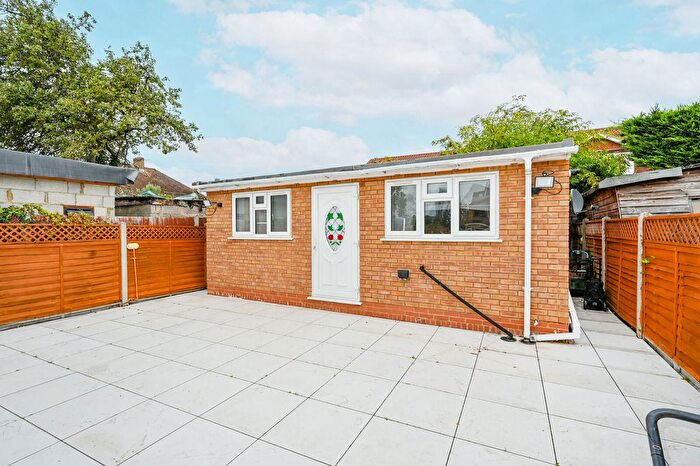 1 Bedroom Flat To Rent In Warren Drive South, Surbiton, Surrey, Surbiton, KT5