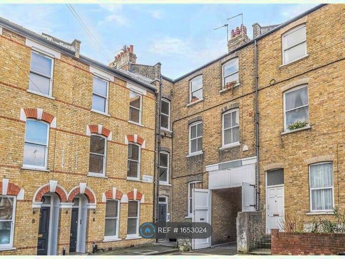 3 Bedroom Flat To Rent In Tunstall Road, London, SW9