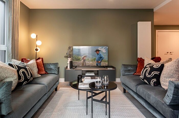 3 Bedroom Flat To Rent In New York Square, Quarry Hill, Leeds, LS2