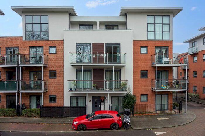 2 Bedroom Flat To Rent In Highfield Close, London, SE13