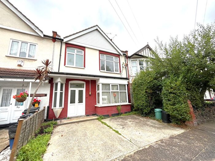 2 Bedroom Flat To Rent In Brightwell Avenue, Westcliff, SS0