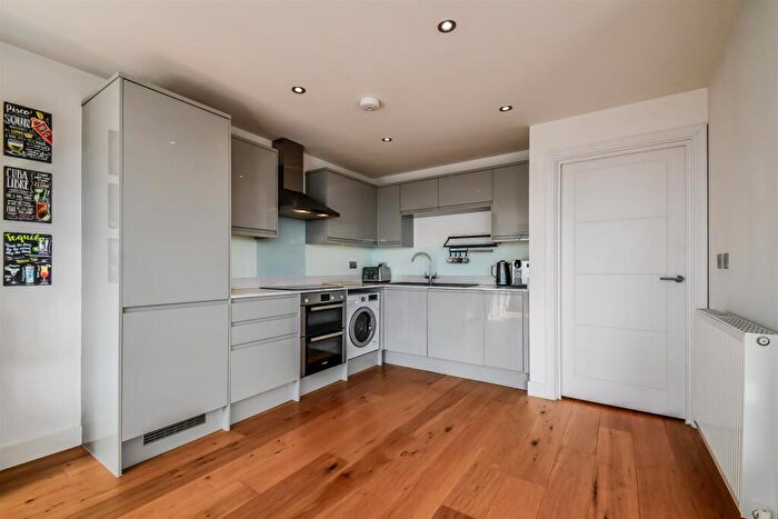 2 Bedroom Apartment To Rent In The Ridgeway, Chalkwell, Westcliff-on-Sea, SS0