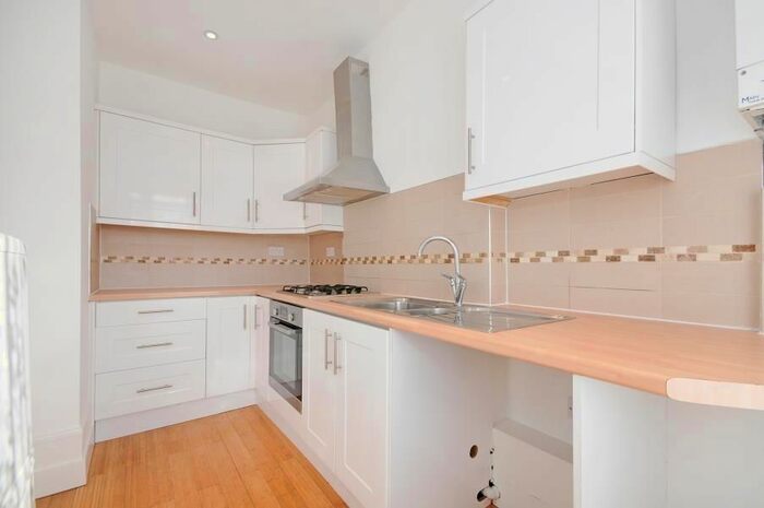 2 Bedroom Flat To Rent In Askew Road, London, W12