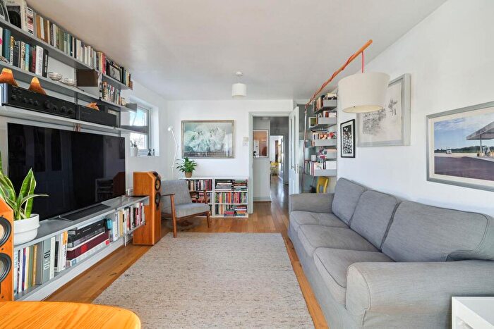 2 Bedroom Flat For Sale In Davenant Road, Archway, N19