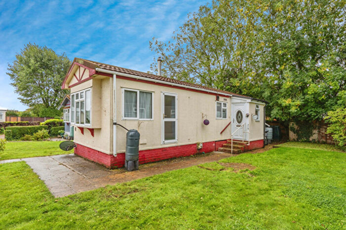 2 Bedroom Park Home For Sale In Waterlooville, Hampshire, PO7