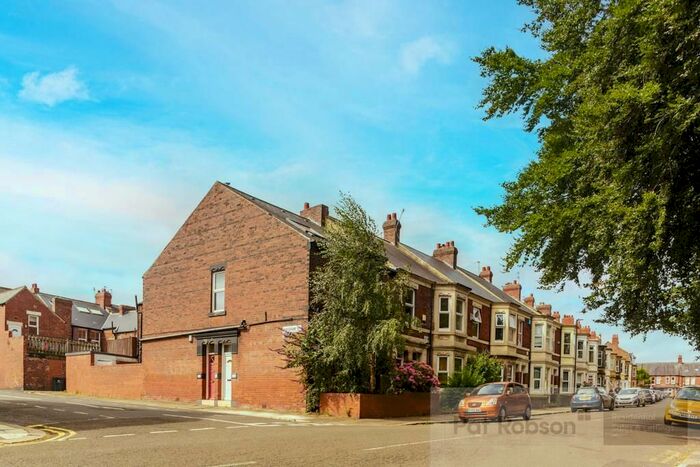 3 Bedroom Flat To Rent In Buston Terrace, Jesmond, Newcastle Upon Tyne, NE2