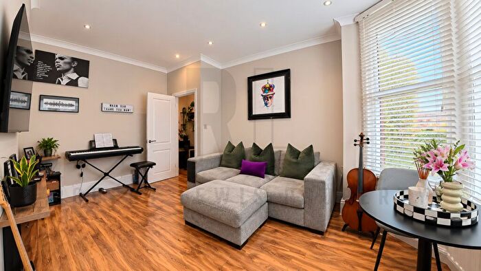 2 Bedroom Flat To Rent In Station Road, London, N3