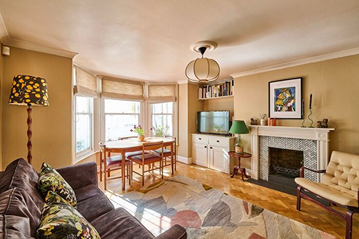 2 Bedroom Flat For Sale In Lakeside Road, London, W14