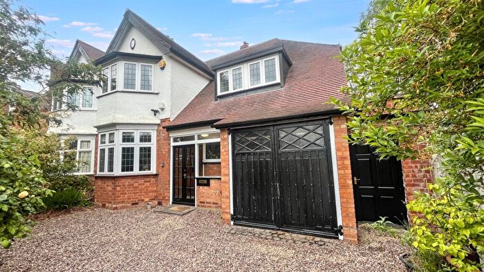 4 Bedroom Semi-Detached House For Sale In Howard Road, Kings Heath, B14