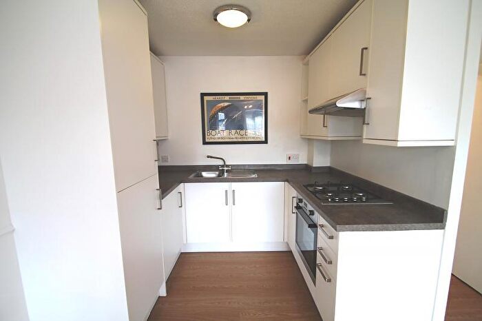2 Bedroom Flat To Rent In Dunvegan House, Garlands Road, Redhill, RH1