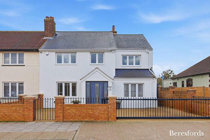 4 Bedroom Semi Detached House For Sale In Hartland Road, Hornchurch, RM12