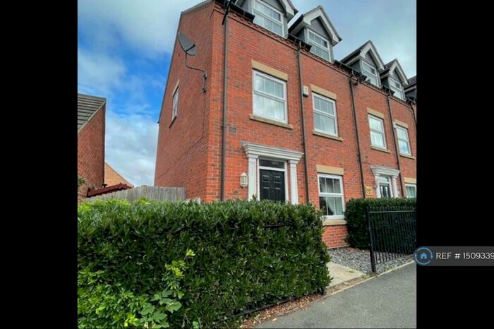 4 Bedroom Semi-Detached House To Rent In Balmoral Drive, Sleaford, NG34