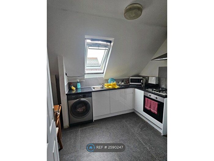 2 Bedroom Flat To Rent In Langley, Slough, SL3