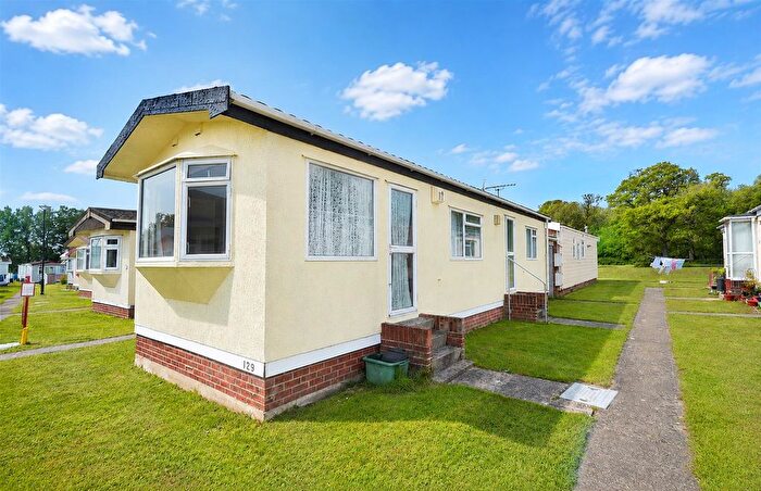 2 Bedroom Park Home For Sale In Meadowview Park, Little Clacton, Essex, CO16