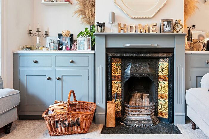 3 Bedroom Semi Detached House For Sale In Spinney Hill, Addlestone, KT15