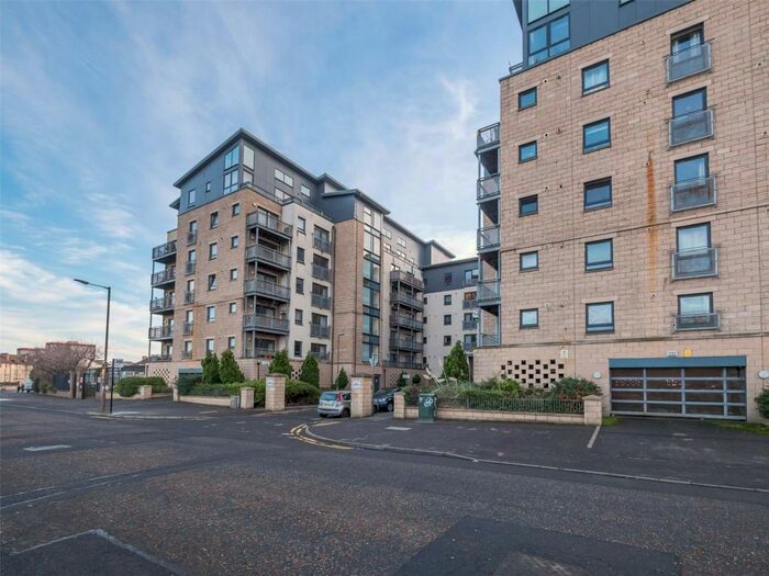 3 Bedroom Flat To Rent In Hawkhill Close, Edinburgh, EH7