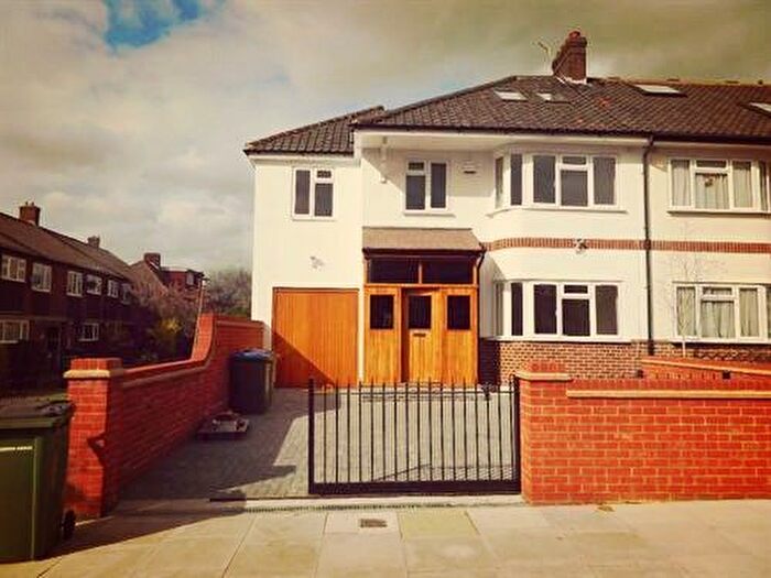 3 Bedroom Maisonette To Rent In Zangwill Road, Blackheath, SE3