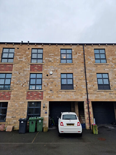 3 Bedroom Town House To Rent In Linthwaite, HD7