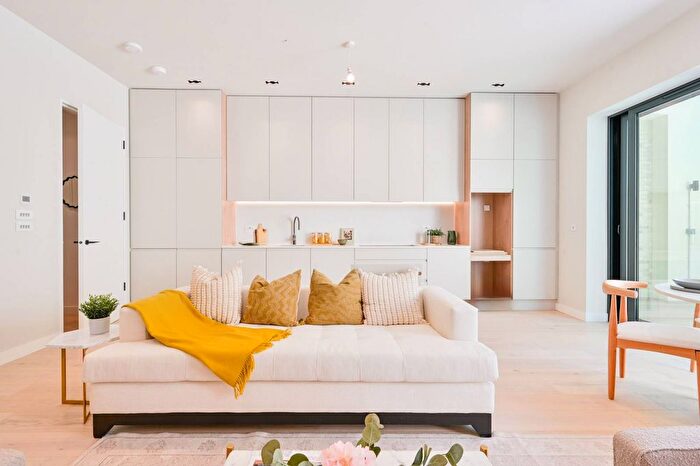 3 Bedroom Flat To Rent In Creswick Road, Acton, W3