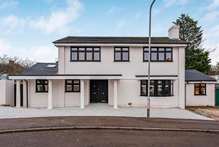 4 Bedroom Detached House For Sale In Faversham Avenue, North Chingford, E4