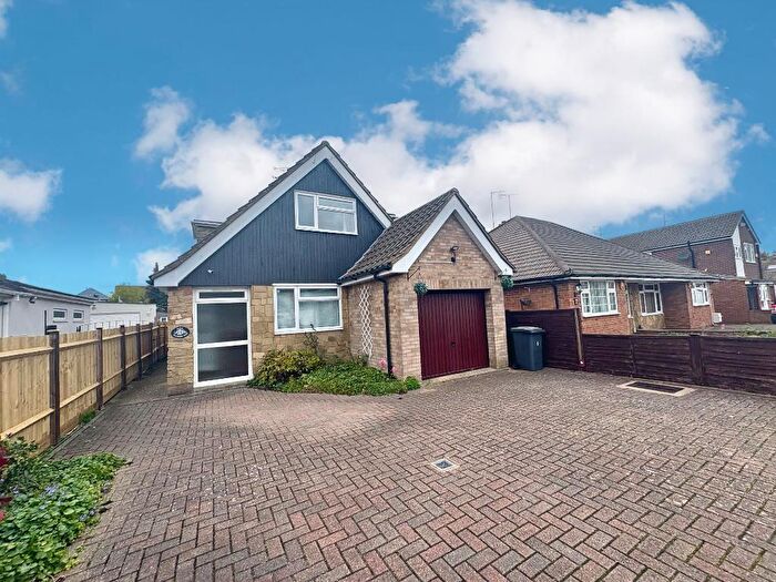 4 Bedroom Detached House For Sale In Riverside Road, Luton, LU3