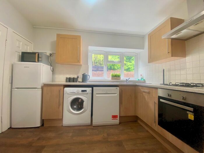 2 Bedroom Flat To Rent In Boleyn Gardens, Brentwood, CM13