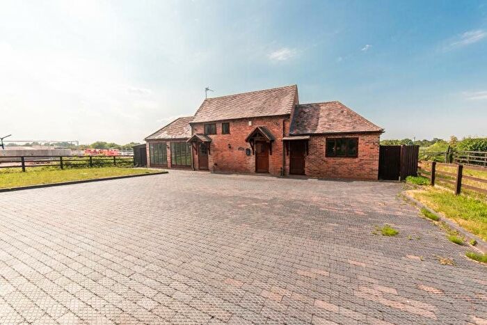 3 Bedroom Barn Conversion To Rent In St. Peters Lane, Bickenhill, Solihull, West Midlands, B92