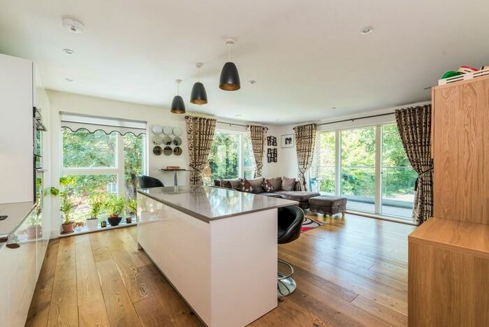 3 Bedroom Apartment To Rent In Green Dale, Denmark Hill, London, SE5