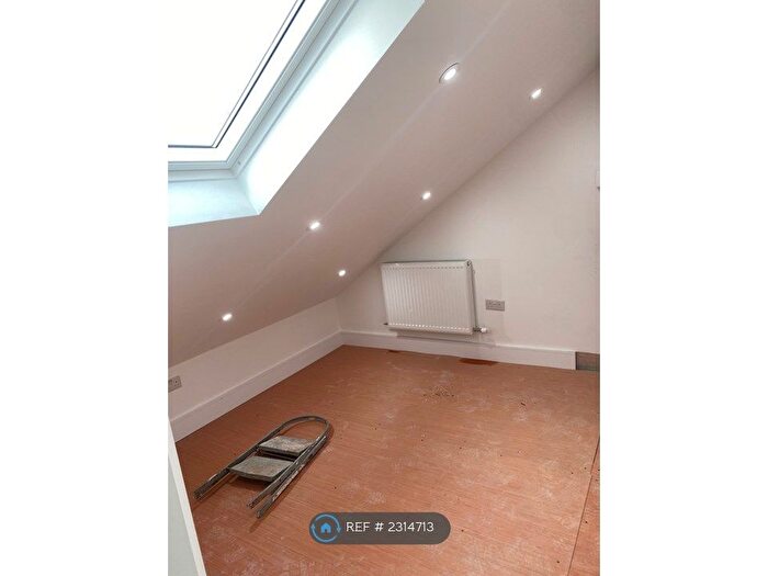 2 Bedroom Flat To Rent In Cross Lances Road, Hounslow, TW3