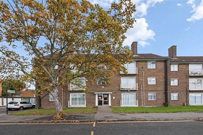 2 Bedroom Flat For Sale In Greenway, Hayes, UB4