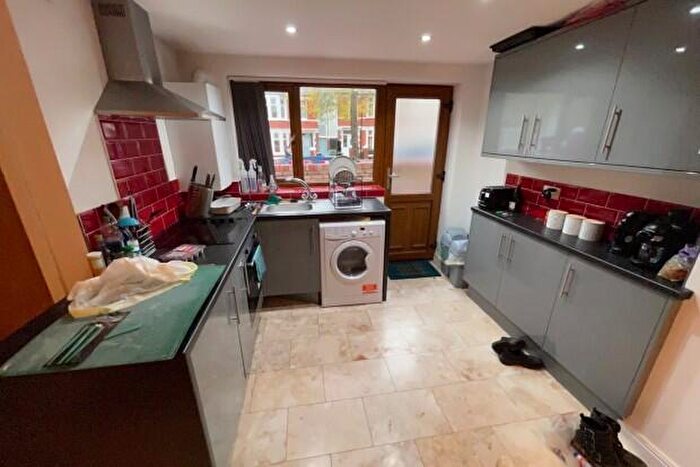 2 Bedroom Flat To Rent In Rhigos Gardens Cardiff, CF24