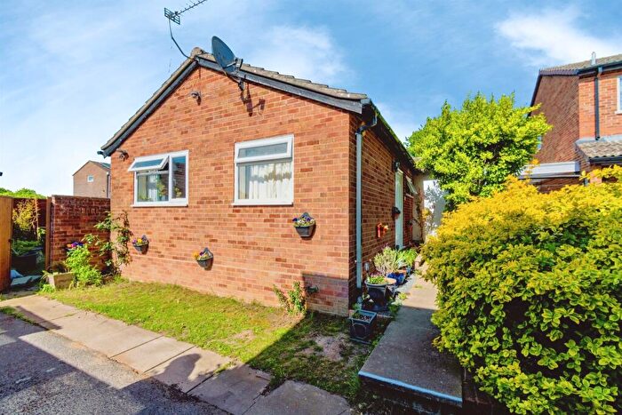 2 Bedroom Detached Bungalow For Sale In Langham Close, North Baddesley, Southampton, SO52