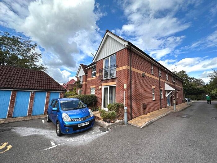 1 Bedroom Flat To Rent In Cobden Avenue, SO18