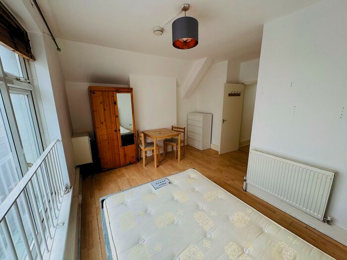 Studio To Rent In Brixton Road, London, SW9