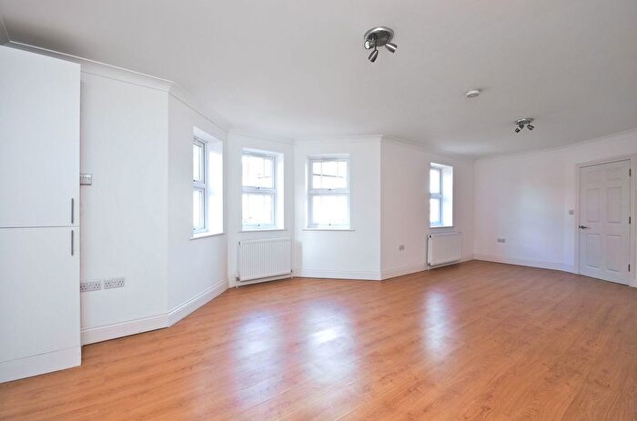 2 Bedroom Flat To Rent In Horn Lane, Acton, W3