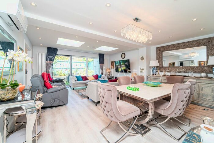 5 Bedroom Semi-Detached House To Rent In Prayle Grove, Barnet, London, NW2