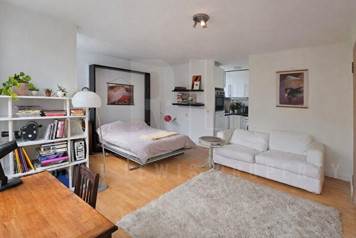 Studio To Rent In Avenue Road, London, N6