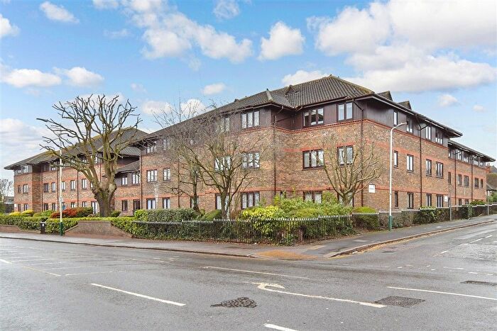 1 Bedroom Flat For Sale In Waldegrave Gardens, Upminster, Essex, RM14
