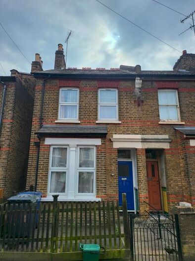 2 Bedroom Property To Rent In Endsleigh Road, London, W13