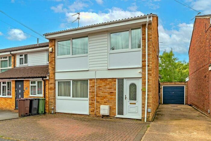 3 Bedroom End Of Terrace House To Rent In Pinewood Close, St. Albans, AL4