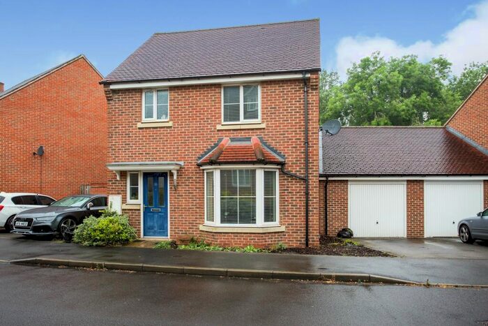 3 Bedroom Detached House To Rent In Crutchley Wood, Jennetts Park, RG12