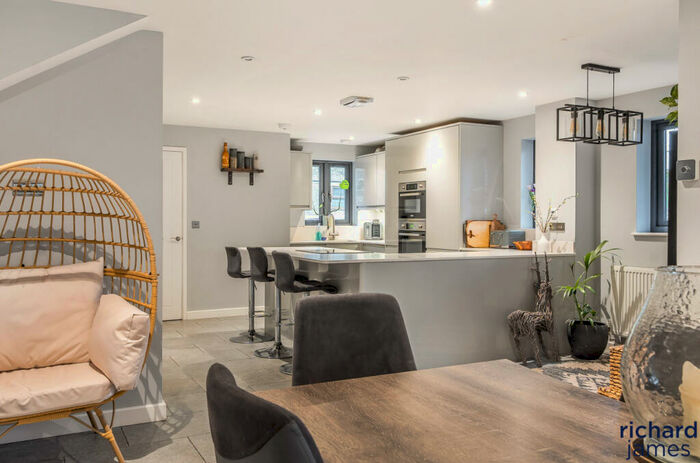 5 Bedroom Detached House For Sale In Cricklade Road, Highworth, Swindon, SN6