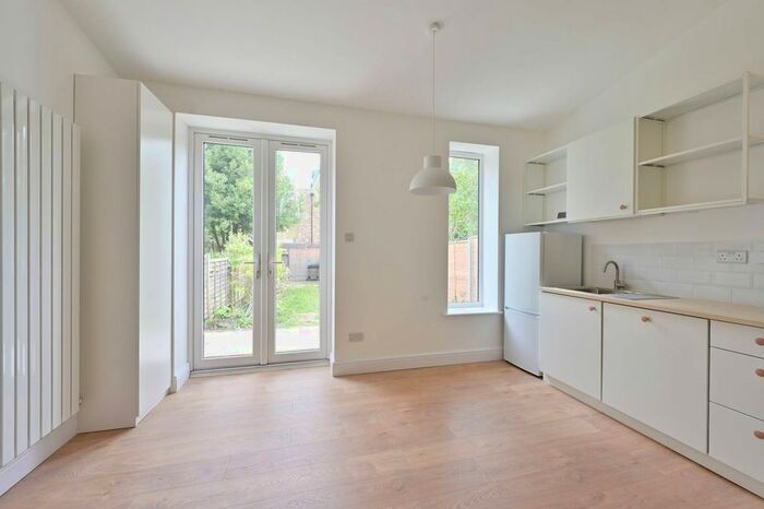 2 Bedroom Flat To Rent In Bronson Road, Raynes Park, London, SW20