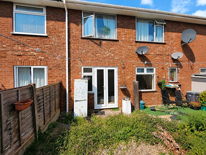 2 Bedroom Maisonette For Sale In Blenheim Close, Greenford, UB6