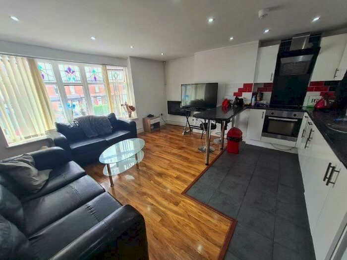 2 Bedroom Flat To Rent In Mauldeth Road, Manchester, Greater Manchester, M14