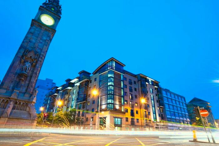2 Bedroom Flat To Rent In Queens Square, Belfast, BT1